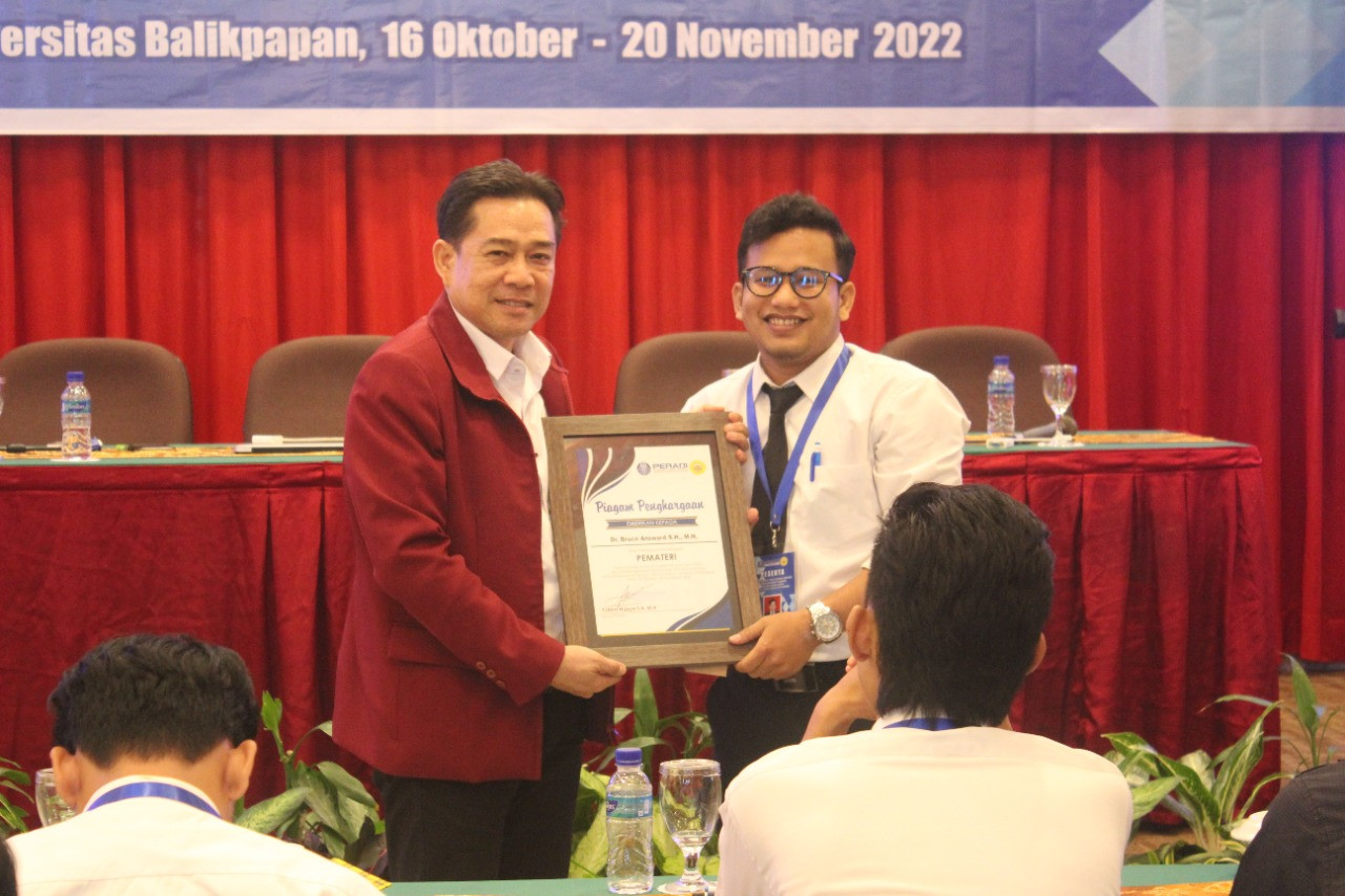 Dekan Fakultas Hukum Universitas Balikpapan Bapak Dr. Bruce Anzward, SH.,M.H.H. Menjadi pemateri PKPA PERADI BALIKPAPAN